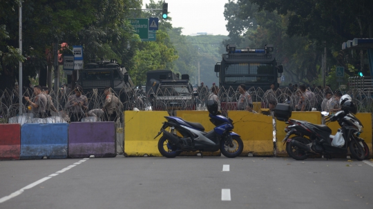 Aksi Massa Rompi Kuning Unjuk Rasa di MK