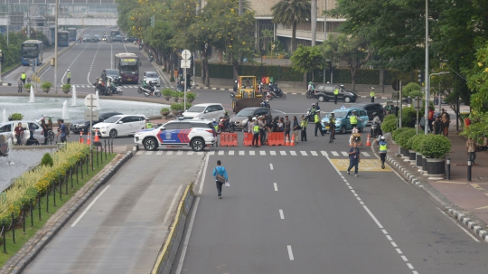 Aksi Massa Rompi Kuning Unjuk Rasa di MK