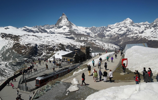 Menikmati Keindahan Gunung Matterhorn