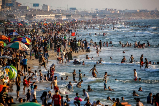 Usai Idul Fitri, Warga Palestina Berlibur Penuhi Pantai