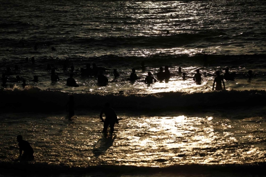 Usai Idul Fitri, Warga Palestina Berlibur Penuhi Pantai
