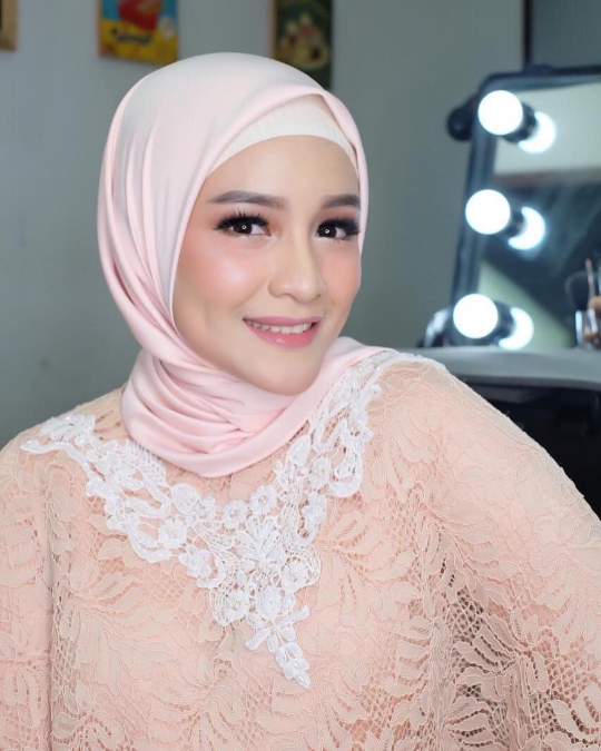 10 Artis Cantik dengan Senyum Manis Berlesung Pipi