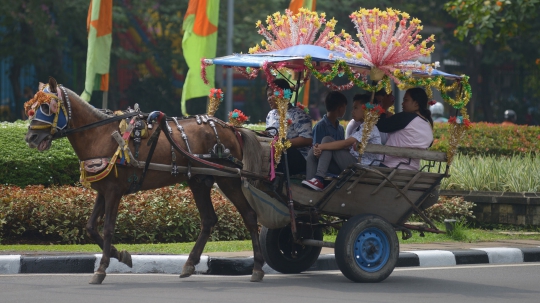 Sempat Dilarang, Delman Hias Kembali Keliling Monas