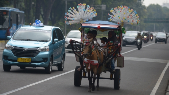 Sempat Dilarang, Delman Hias Kembali Keliling Monas