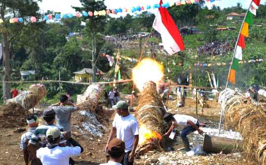 Melihat Perang Meriam Karbit Antar Desa