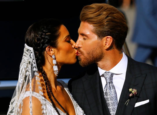 Kemesraan Sergio Ramos dan Pilar Rubio di Hari Pernikahan