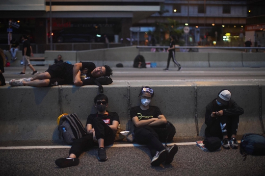 Lelah Berunjuk Rasa, Warga Hong Kong Tidur di Jalanan
