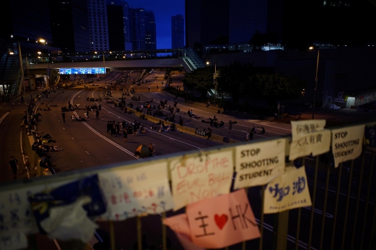 Lelah Berunjuk Rasa, Warga Hong Kong Tidur di Jalanan