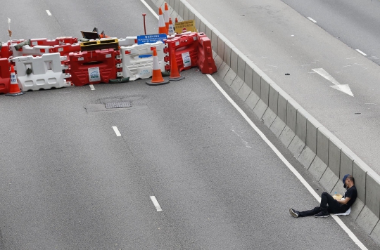 Lelah Berunjuk Rasa, Warga Hong Kong Tidur di Jalanan