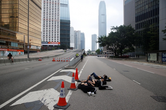 Lelah Berunjuk Rasa, Warga Hong Kong Tidur di Jalanan