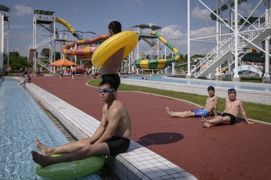 Kegembiraan Warga Korea Utara Berlibur di Munsu Water Park