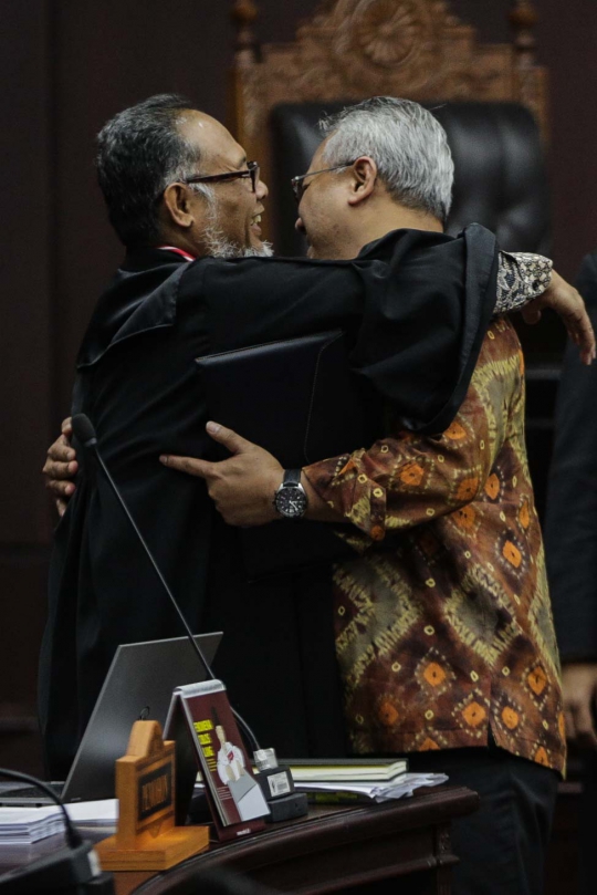 Keakraban Ketua KPU dan Bambang Widjojanto Warnai Sidang Sengketa Pilpres