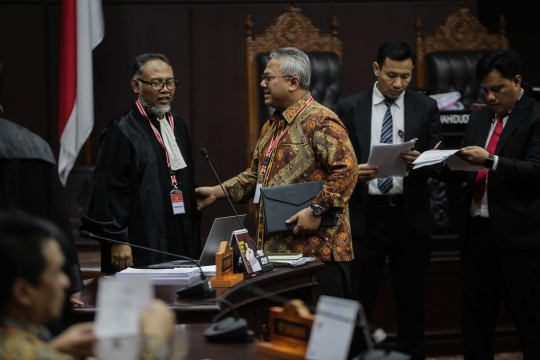 Keakraban Ketua KPU dan Bambang Widjojanto Warnai Sidang Sengketa Pilpres