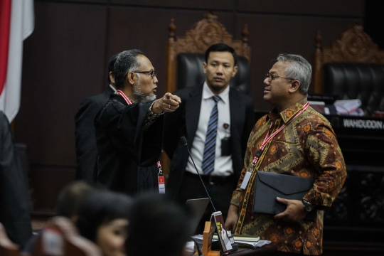 Keakraban Ketua KPU dan Bambang Widjojanto Warnai Sidang Sengketa Pilpres