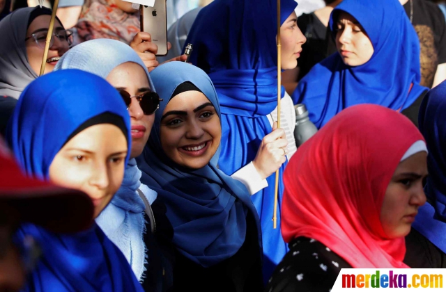 Demonstran wanita muslim Quebec saat menggelar aksi protes RUU 21 di Montreal, Quebec, Kanada (17/6). 