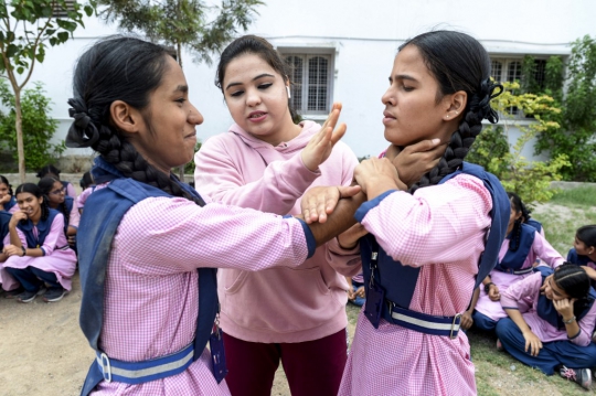 Antusias Pelajar Perempuan India Berlatih Bela Diri