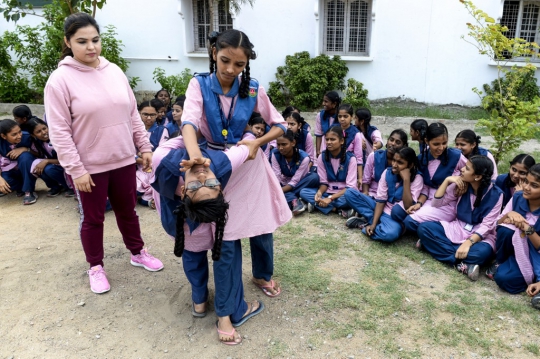 Antusias Pelajar Perempuan India Berlatih Bela Diri