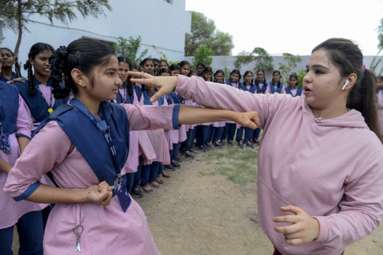 Antusias Pelajar Perempuan India Berlatih Bela Diri