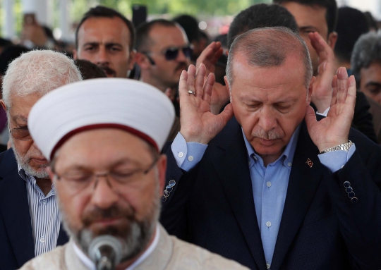 Erdogan dan Ribuan Warga Turki Salat Gaib untuk Mursi