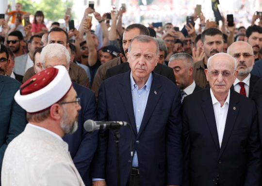 Erdogan dan Ribuan Warga Turki Salat Gaib untuk Mursi