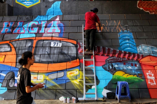 Melihat Pembuatan Mural Gravity di Kolong Tol