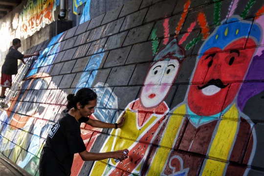 Melihat Pembuatan Mural Gravity di Kolong Tol