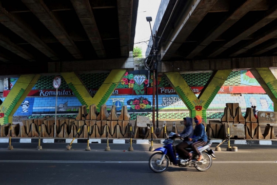 Melihat Pembuatan Mural Gravity di Kolong Tol