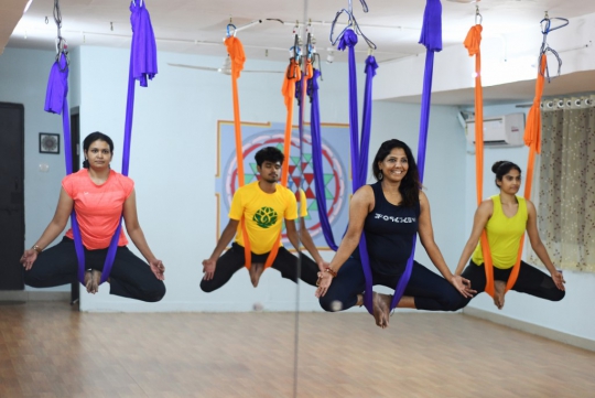 Sensasi Yoga Menggantung di India