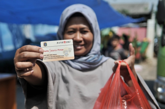 Antusiasme Warga Pemegang KJP Serbu Pasar Murah