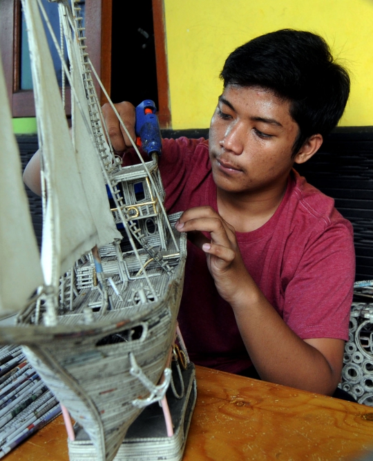 Mengintip Pembuatan Kerajinan Berbahan Limbah Kertas Koran