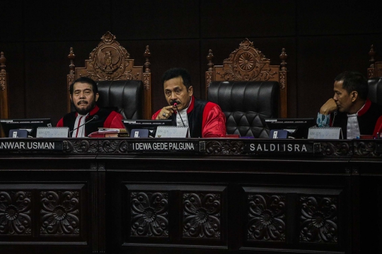 Hakim Konstitusi Berikan Penjelasan Kepada Tim Kuasa Hukum 02