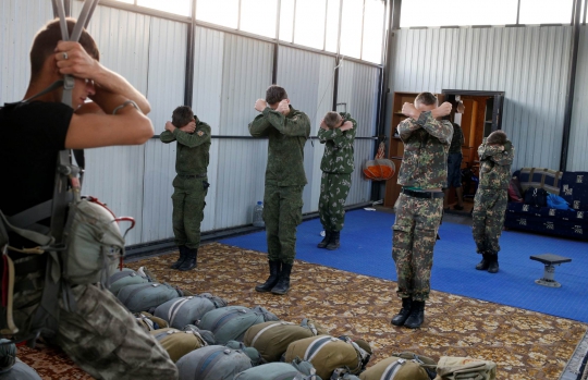 Melihat Calon-calon Militer Rusia Berlatih Terjun Payung