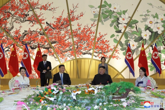 Keakraban Xi Jinping dan Kim Jong-un Bertemu di Pyongyang
