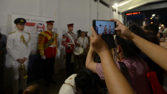 Musisi Militer Inggris Hibur Warga Jakarta di Terowongan Kereta MRT