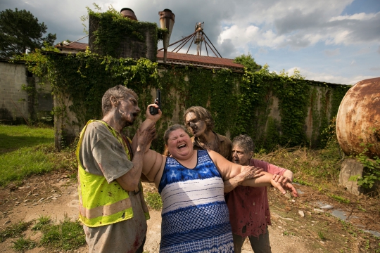 Sensasi Diserang Zombie di Tur Menyeramkan ala 'The Walking Dead'