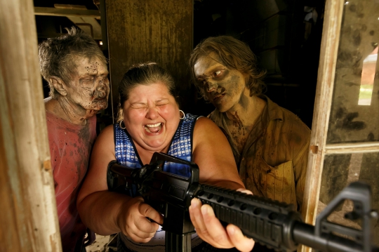 Sensasi Diserang Zombie di Tur Menyeramkan ala 'The Walking Dead'