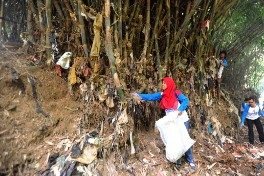 Sukarelawan Gotong Royong Bersihkan Aliran Sungai Ciliwung