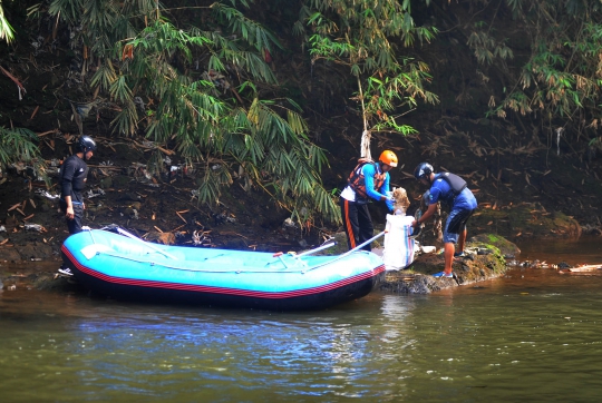 Sukarelawan Gotong Royong Bersihkan Aliran Sungai Ciliwung