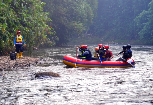 Sukarelawan Gotong Royong Bersihkan Aliran Sungai Ciliwung