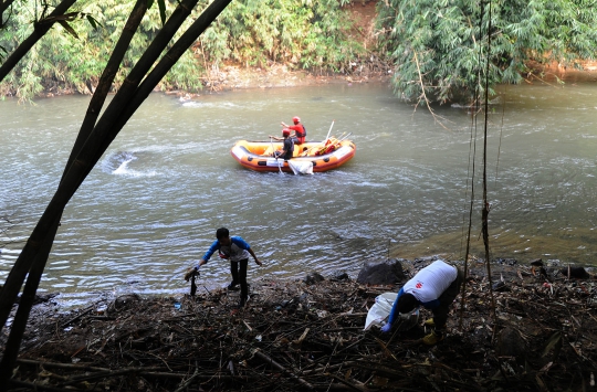 Sukarelawan Gotong Royong Bersihkan Aliran Sungai Ciliwung
