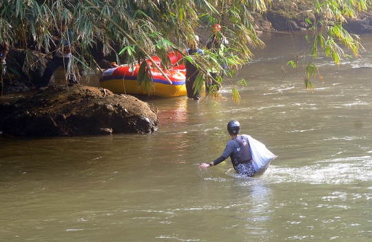 Sukarelawan Gotong Royong Bersihkan Aliran Sungai Ciliwung