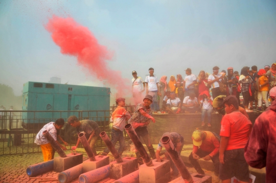 Warna-Warni Colour Run Meriahkan Festival Damai di Monas