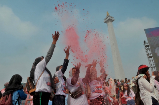 Warna-Warni Colour Run Meriahkan Festival Damai di Monas