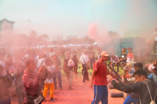 Warna-Warni Colour Run Meriahkan Festival Damai di Monas