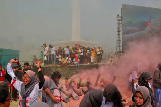 Warna-Warni Colour Run Meriahkan Festival Damai di Monas