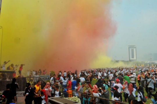 Warna-Warni Colour Run Meriahkan Festival Damai di Monas