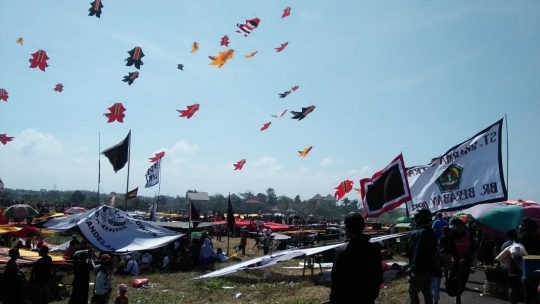 Serunya Lomba Terbangkan Layang-layang Raksasa di Bali