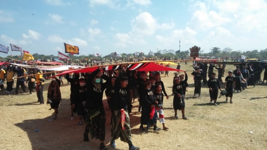 Serunya Lomba Terbangkan Layang-layang Raksasa di Bali