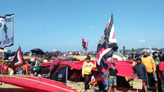 Serunya Lomba Terbangkan Layang-layang Raksasa di Bali