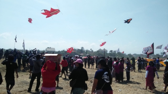 Serunya Lomba Terbangkan Layang-layang Raksasa di Bali